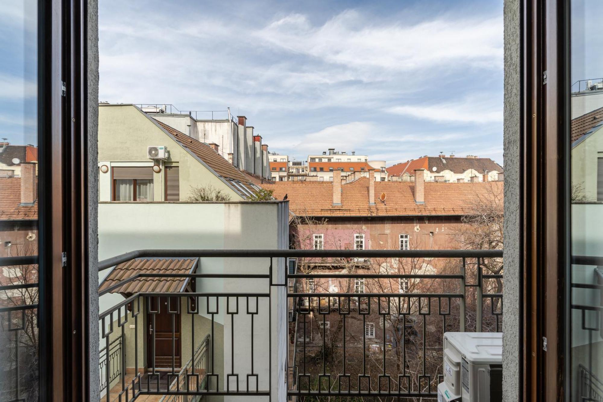 Kaz52 With Balcony Apartment