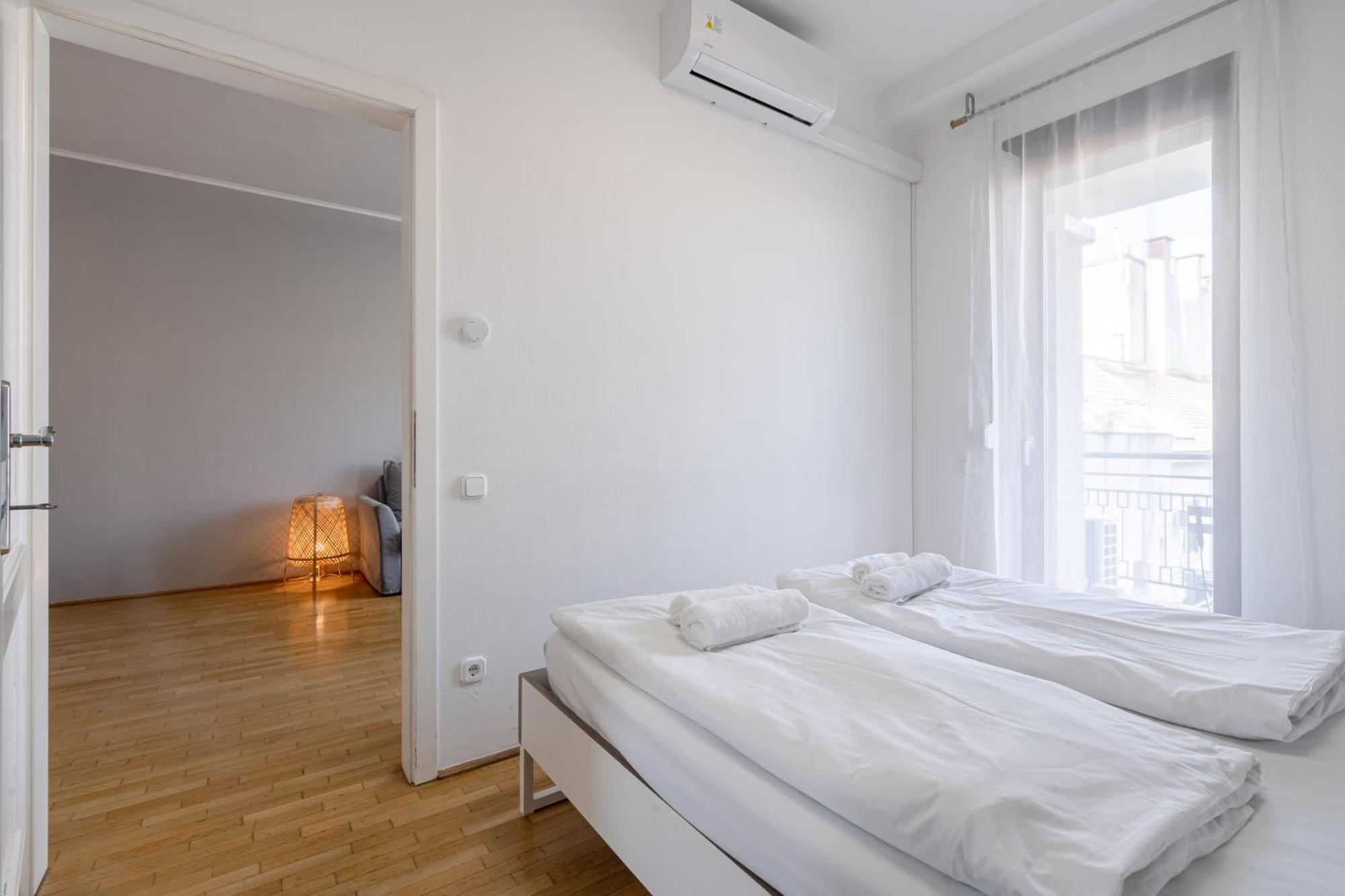Kaz52 With Balcony Apartment *