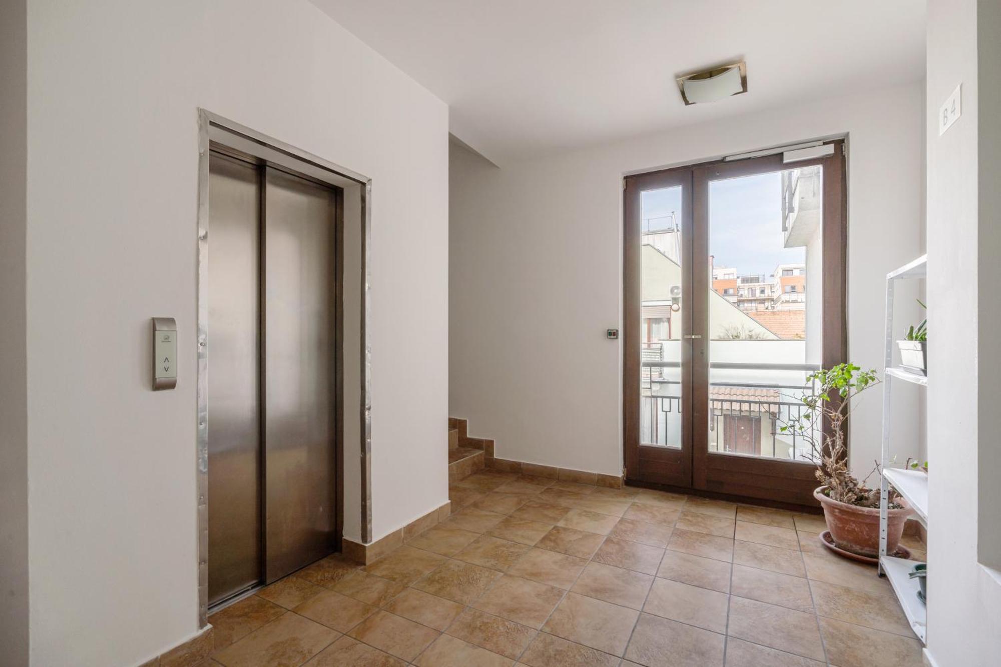 Kaz52 With Balcony *